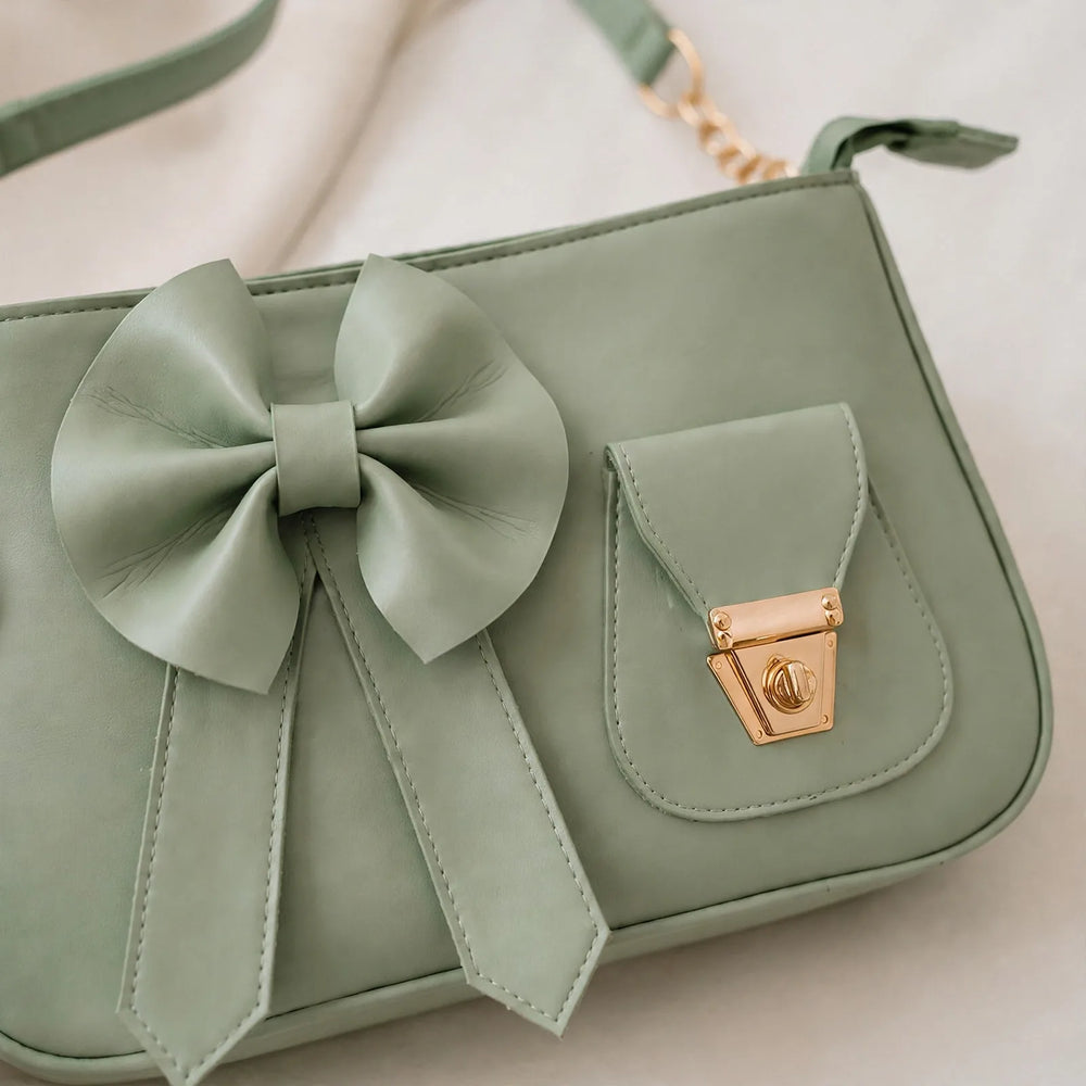 A bow with presence, hardware with polish